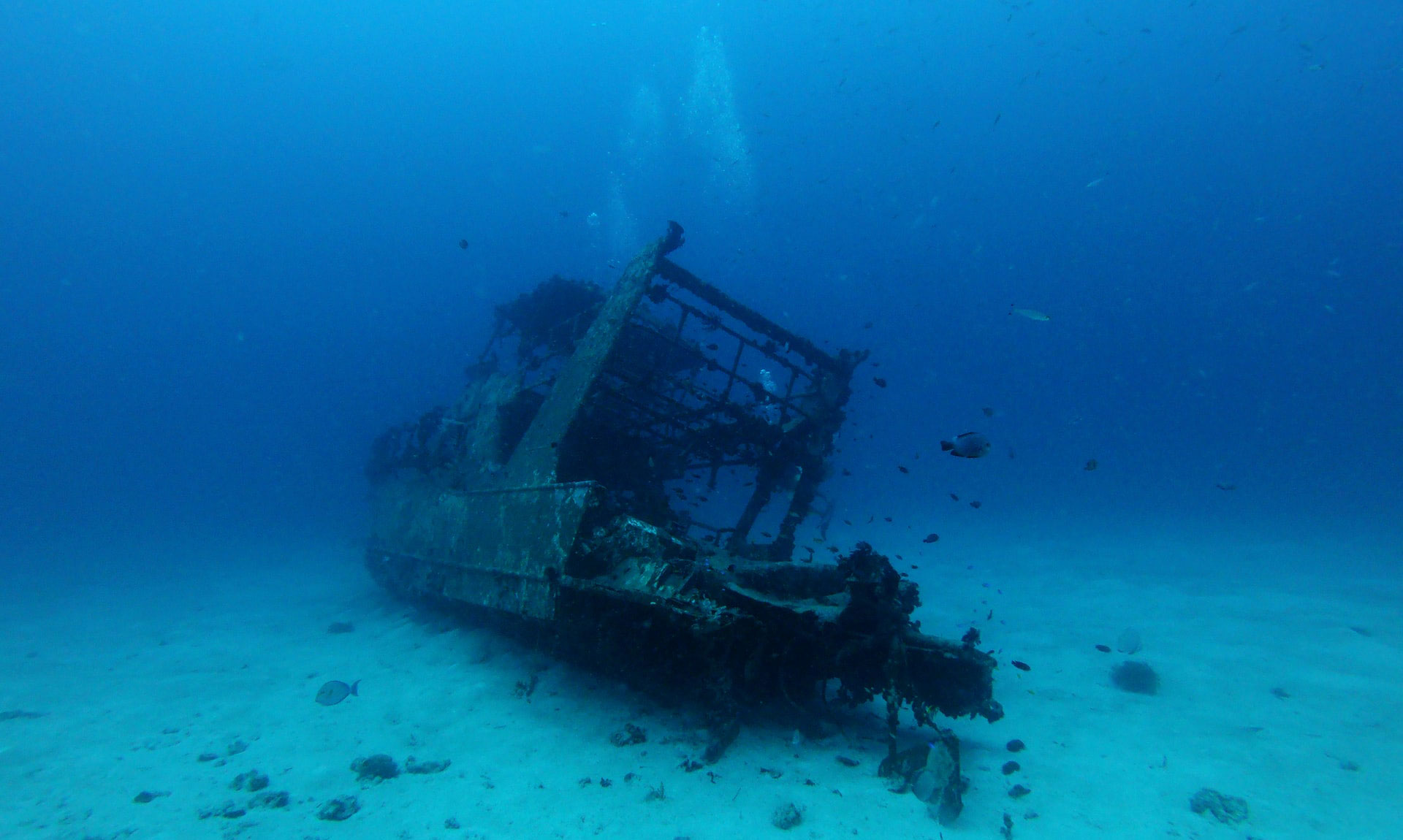 沈没船の深海捜索を行う飽和潜水士、年収はどのくらい?日本と海外の