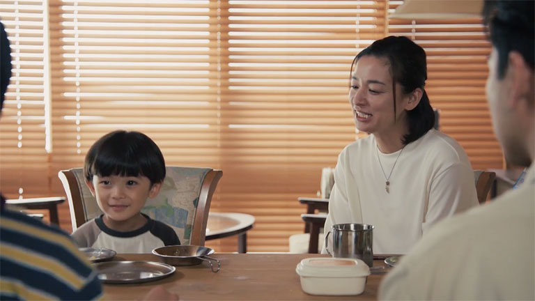 別荘で食卓を囲む洸人・みっくん・ライオン・愛生